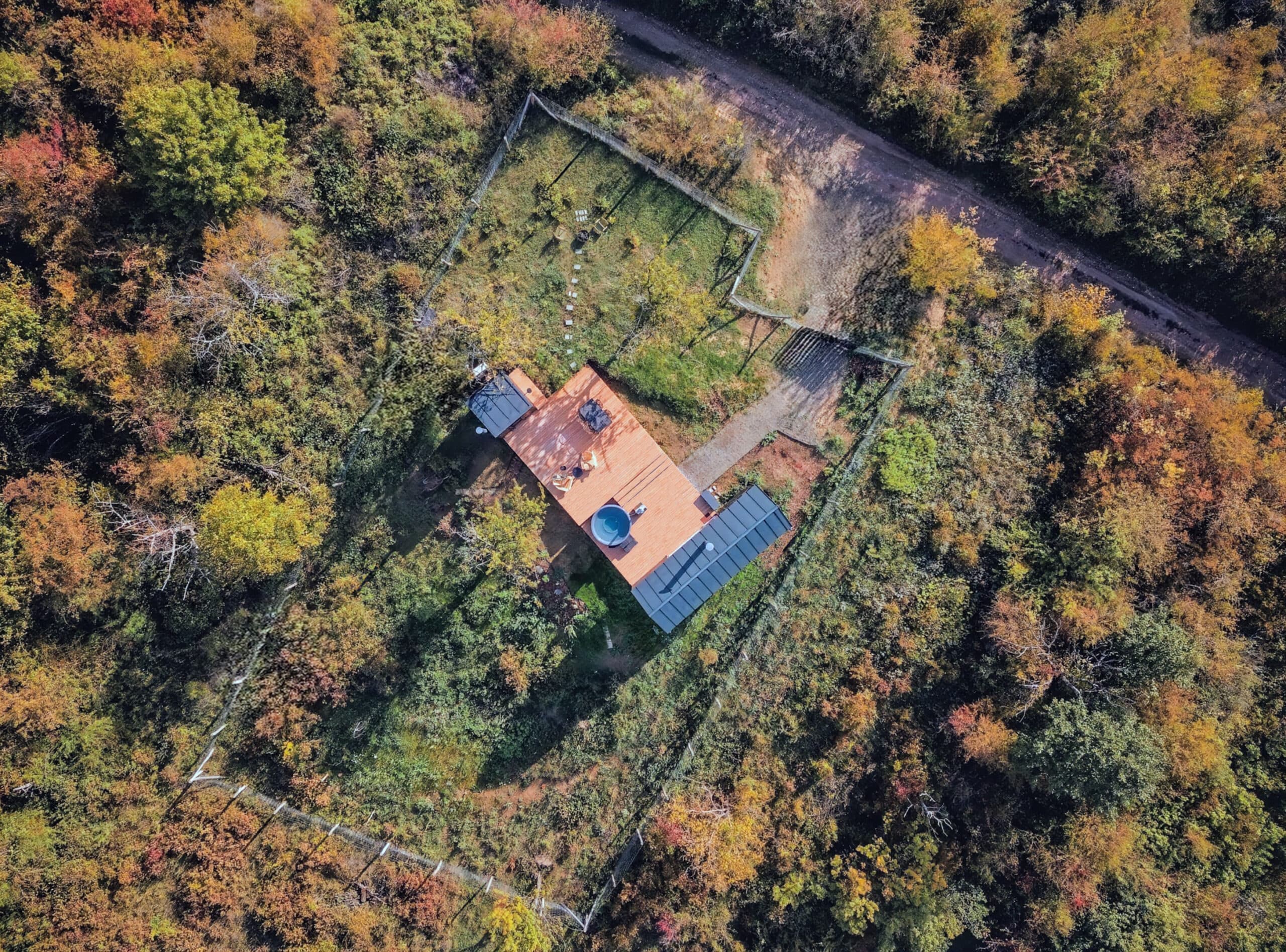 Zöld dombokra néző kilátás a kabinból