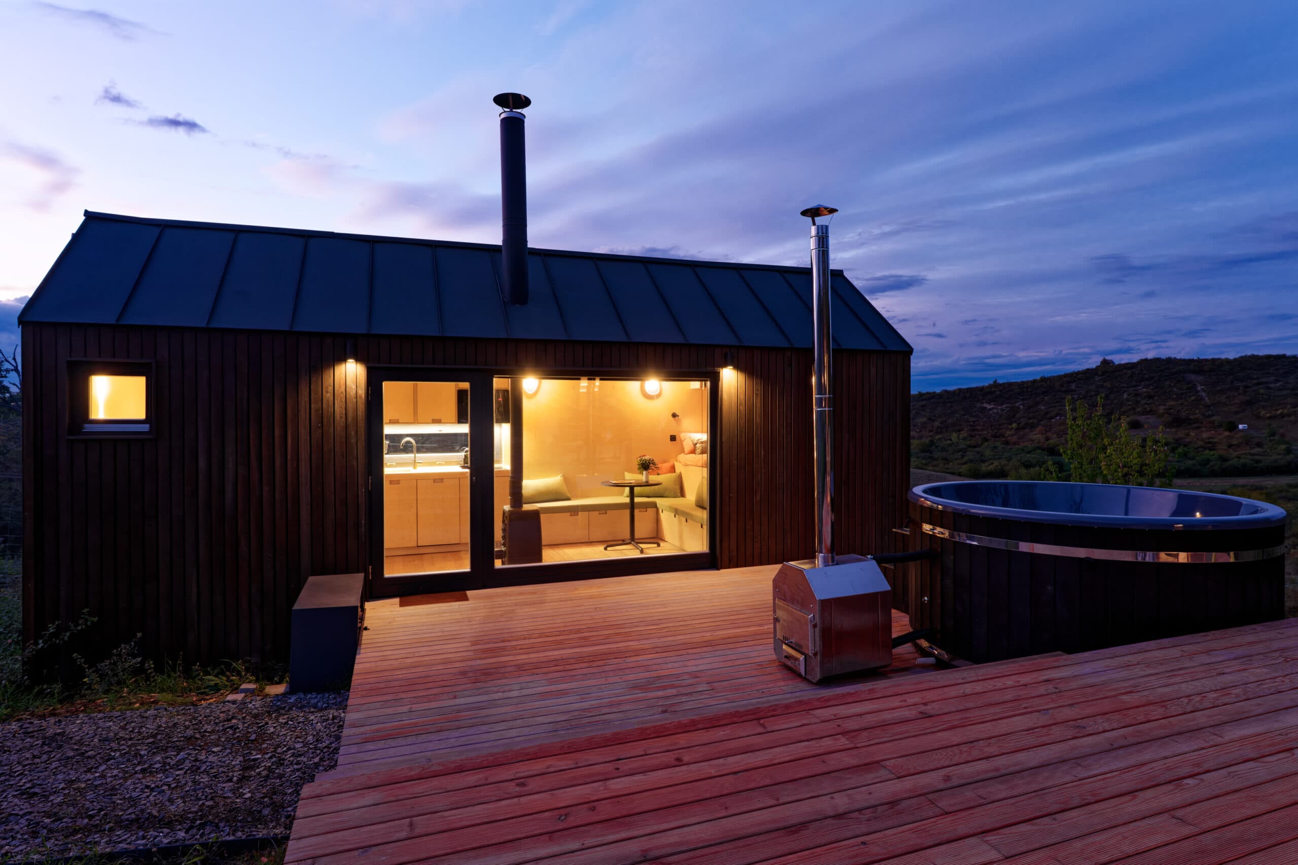 A NestOff kabin éjszaka kivilágítva