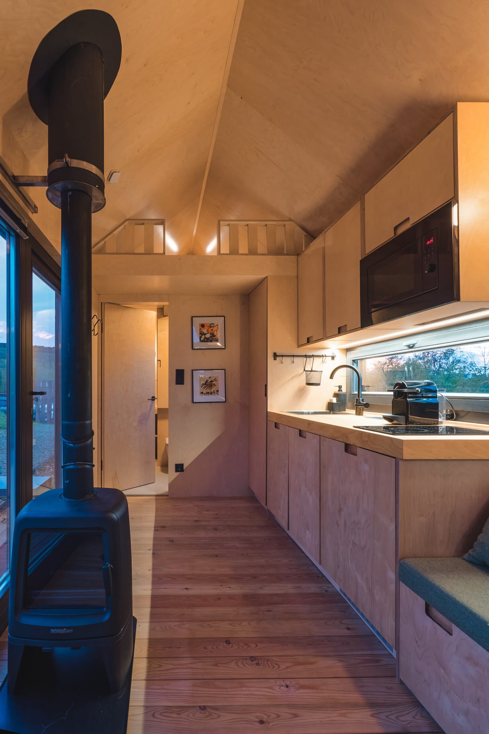 A NestOff kabin konyhája természetes fényben